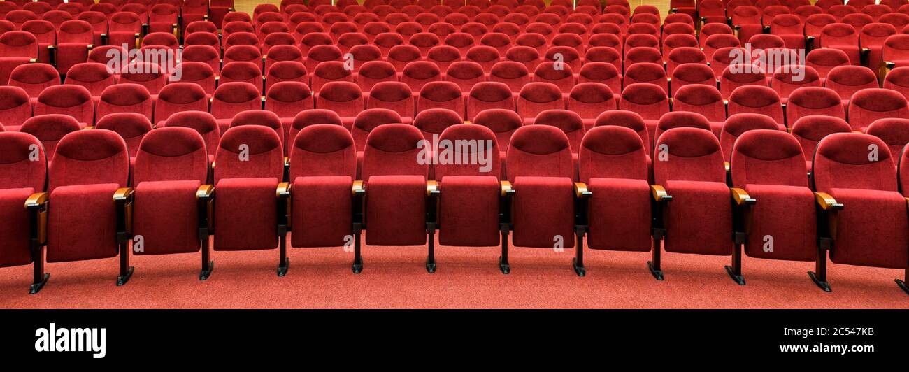 Vista panorámica de un cine vacío. Filas de asientos rojos. Panorama del  moderno cine interior. Sillas de confort fondo Fotografía de stock - Alamy