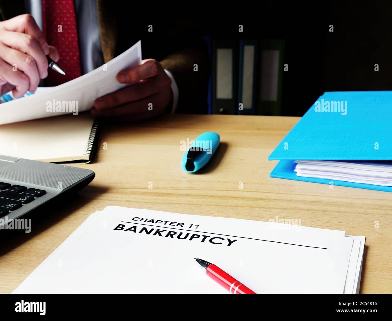 Capítulo 11 papeles de bancarrota en el escritorio del gerente. Foto de stock