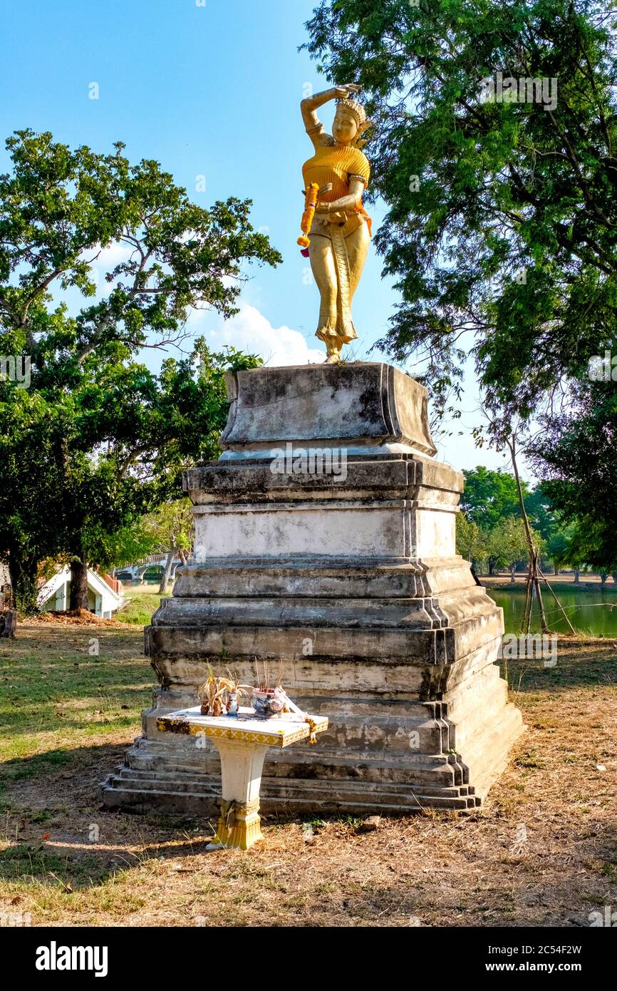 Estatua de oro en el Parque público Rama, Ayutthaya, Tailandia Foto de stock