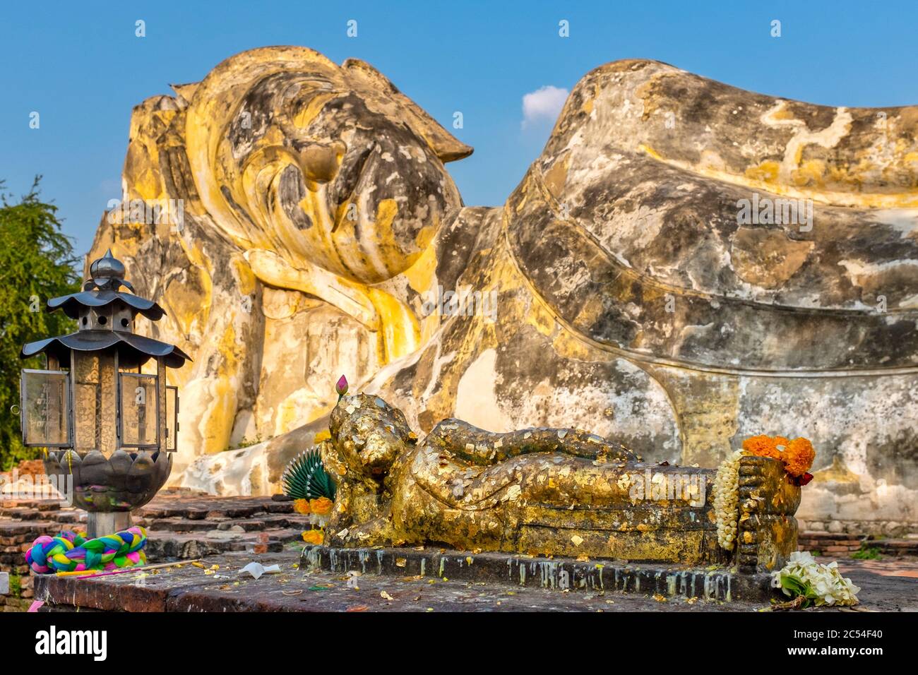 El Buda Reclinado de Wat Lokayasutharam, Ayutthaya, Tailandia Foto de stock
