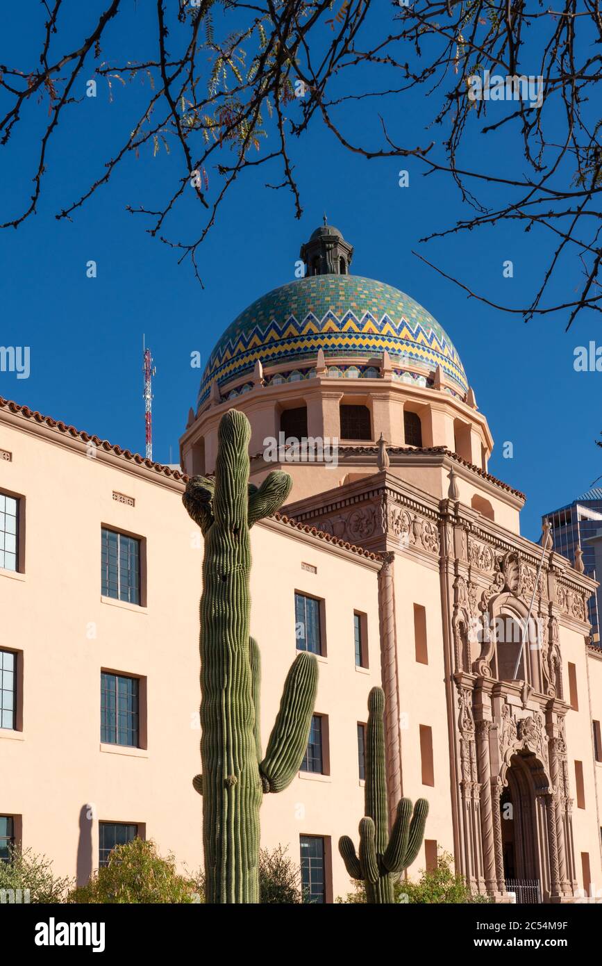 Vista colorida del antiguo juzgado del condado de Pima en Mission Revival y estilo colonial español por el arquitecto Roy Place en Tucson, AZ con una cúpula de mosaico Foto de stock