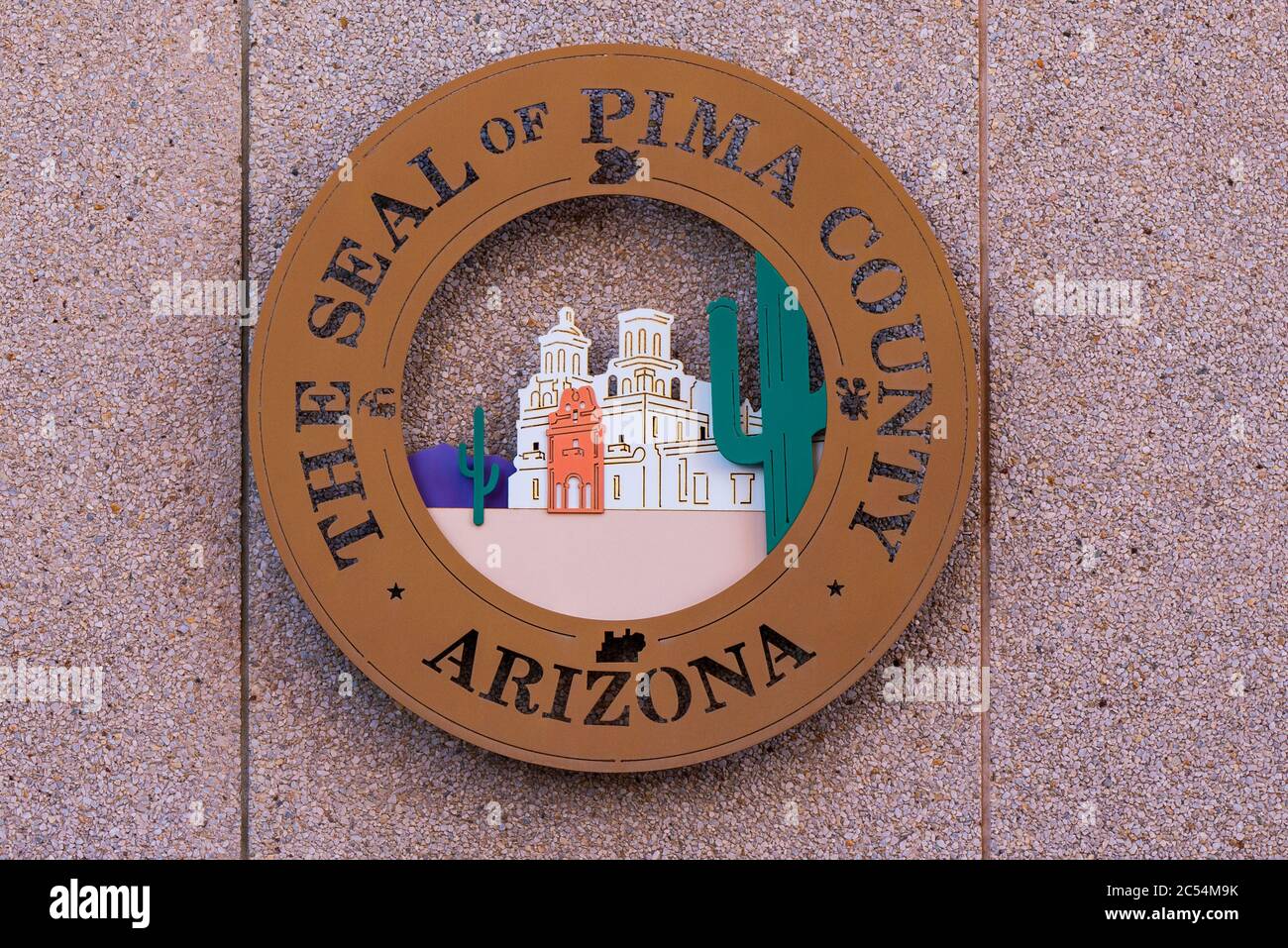 Tucson, AZ - 26 de noviembre de 2019: El sello oficial del condado de Pima que muestra la Misión de San Xavier y cactus diseñado en 1964 por Héctor Morales está montado en un Foto de stock