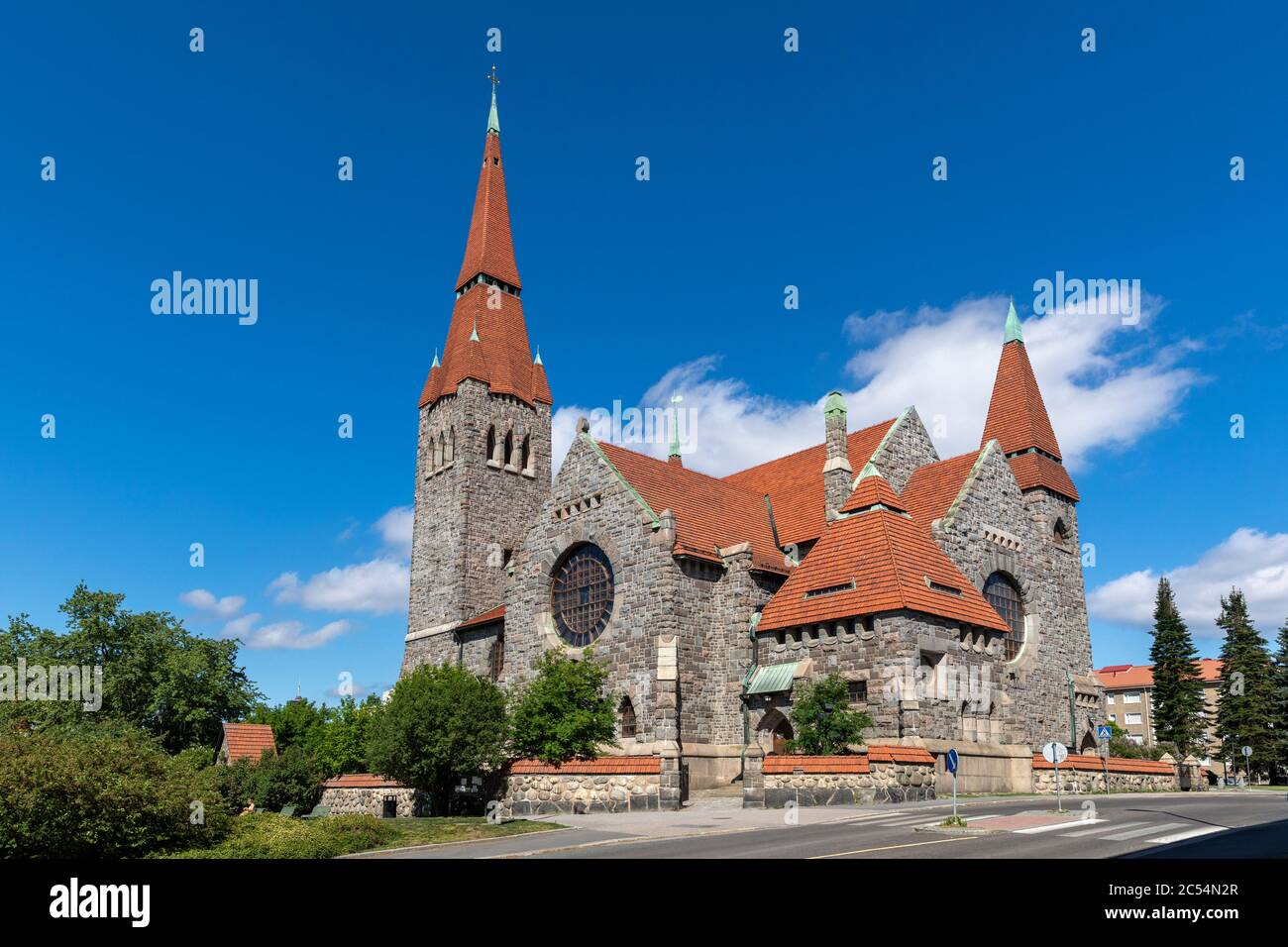 Iglesia histórica exterior de piedra con el sol brillante del verano Foto de stock
