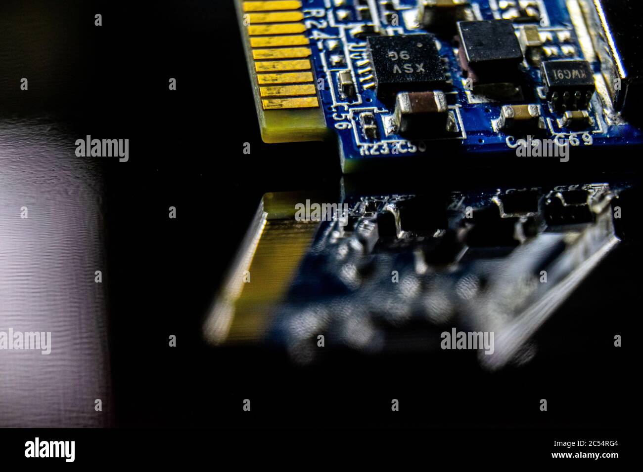 Cierre una tarjeta de interfaz de red para en el mesa bajo las Fotografía de stock Alamy