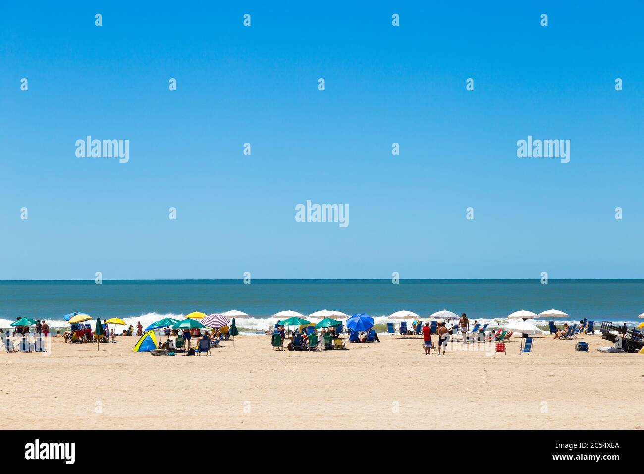 Vista de la vida de la playa. Composición de diseño plano para fondo. Soleado día de verano en la costa sur del atlántico. Espacio de copia. MAR DE LAS PAMPAS, ARGENTINA Foto de stock
