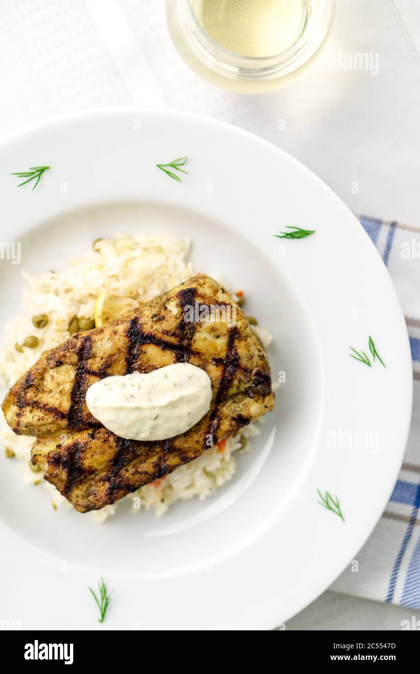 Mahi mahi a la parrilla en orientación vertical. Este pescado blanco tropical magro también se