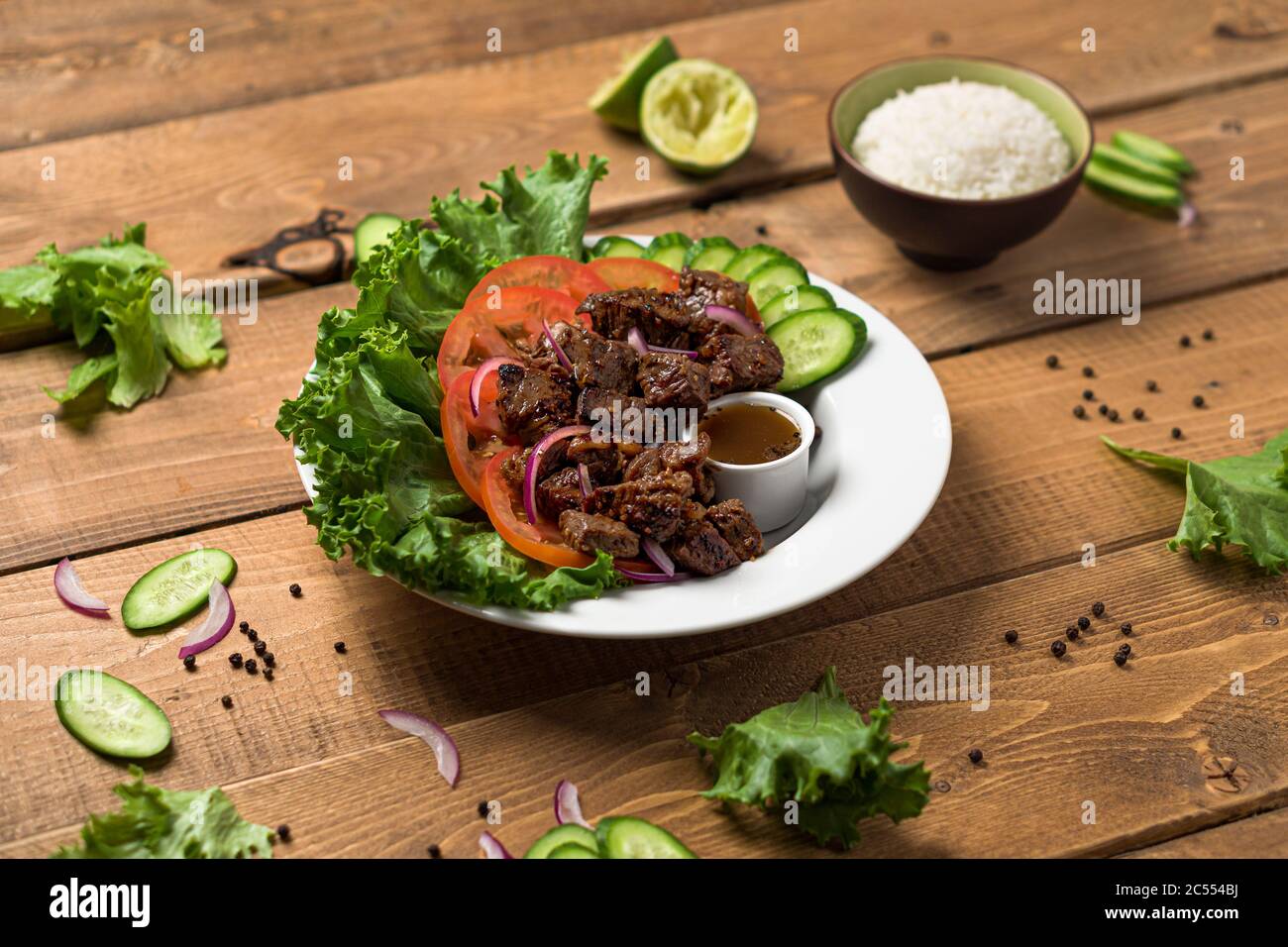 Bo Luc Lac ensalada de ternera vietnamita. También se llama Lok Lak en  camboya o Betking Beef en América. Los sabrosos cubos de ternera salteada  marinado se sirven con frescos Fotografía de