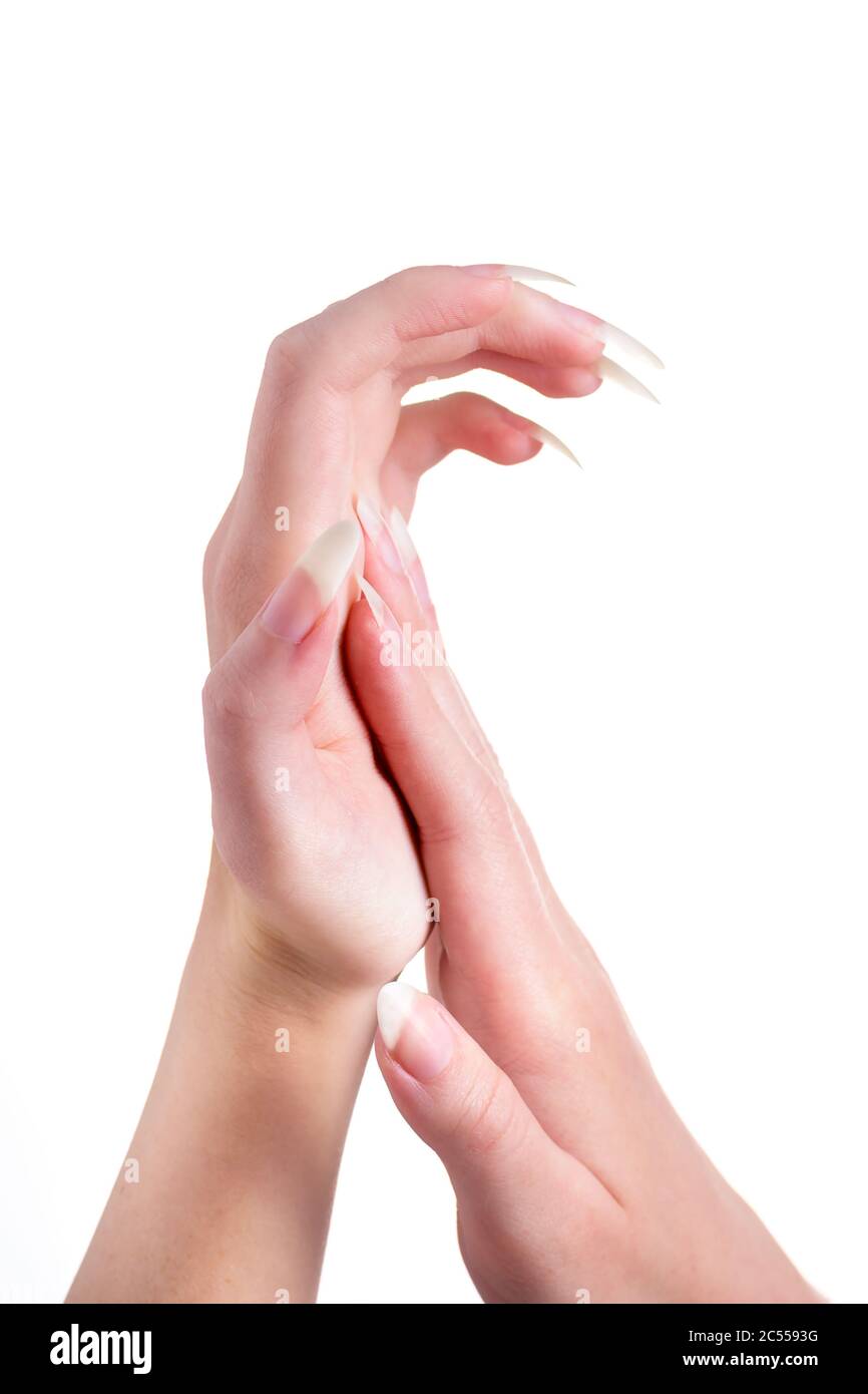 Manos de primer plano de una joven con manicura natural en uñas aisladas fondo blanco. Uñas más naturales, concepto de estilo de vida saludable. Cuidado de la h Foto de stock
