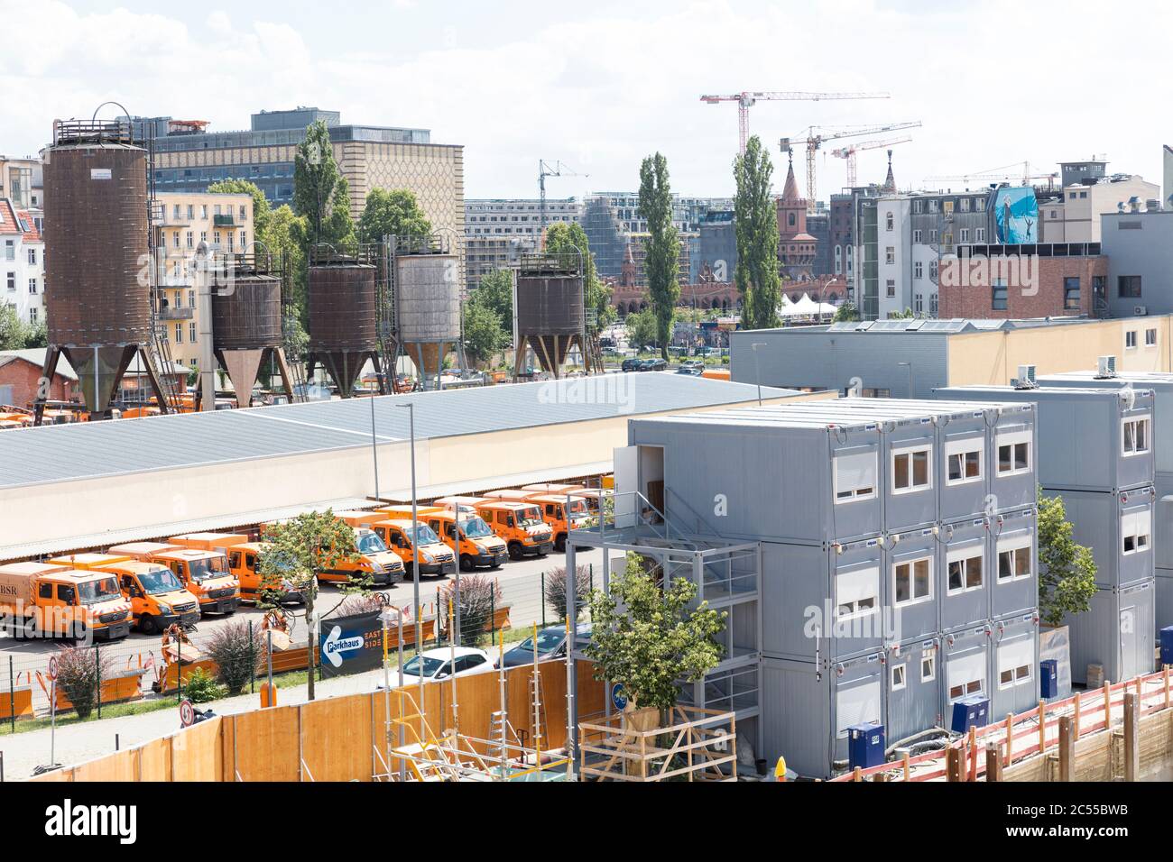 Vista desde el East Side Mall, obra, arquitectura, Mercedes Platz, Berlín, Alemania Foto de stock