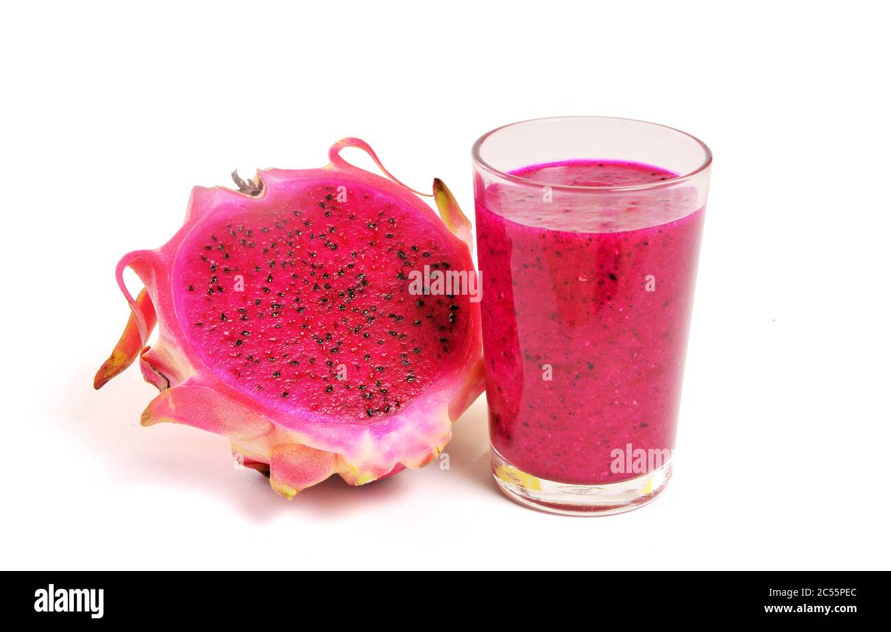 Batidos de frutas de dragón rojo en vasos aislados sobre fondo blanco.  Fruta pitahaya. Jugo de fruta de dragón. Mitad de fruta de dragón cortada  Fotografía de stock - Alamy
