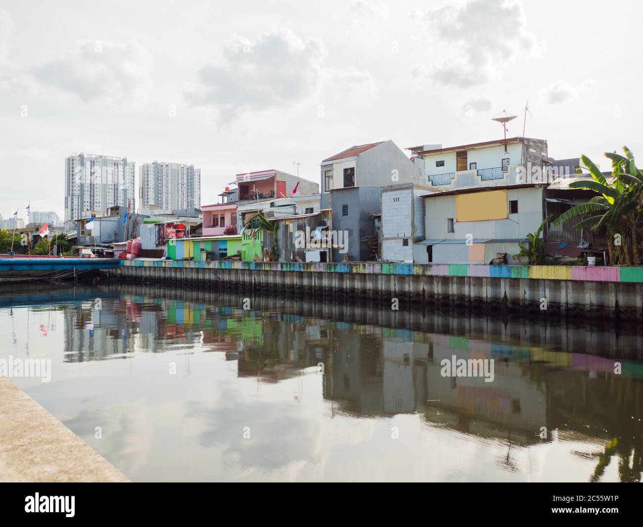 Los barrios pobres de Yakarta son la capital de Indonesia. Foto de stock