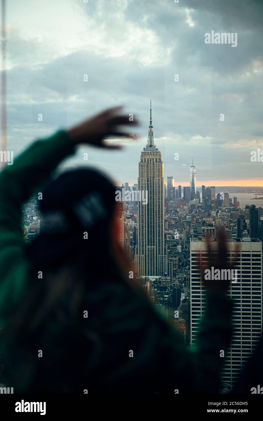La gente observa desde los rascacielos los edificios de Nueva York al atardecer, Estados Unidos Foto de stock