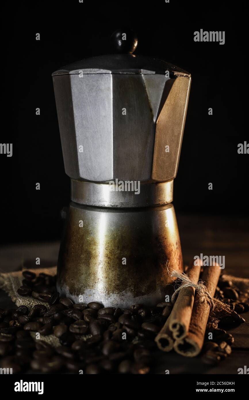 Granos de café con una cafetera clásica de época Fotografía de stock - Alamy