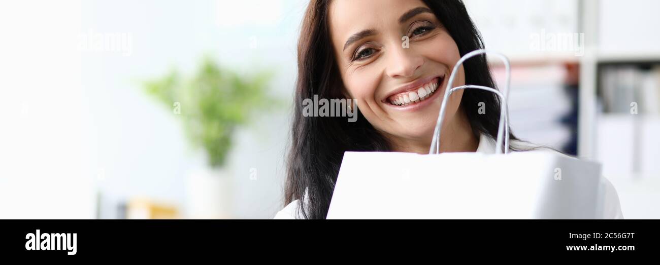 Chica linda en el paquete de prensas de oficina y risas Foto de stock