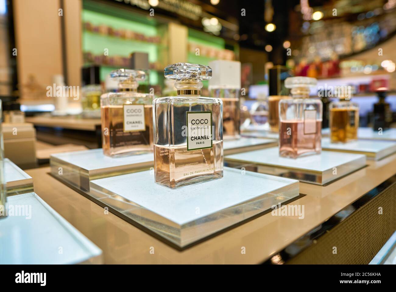 Chanel perfumes fotografías e imágenes de alta resolución - Alamy