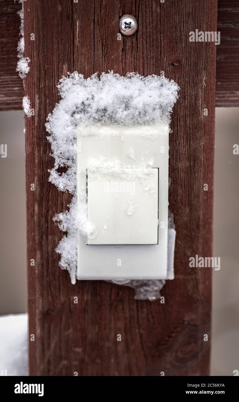 Botones de la casa privada de plástico blanco cubiertos de nieve fresca. Foto de stock