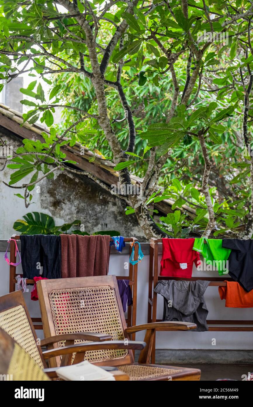 Zona de estar en una terraza bajo un higo y colgar la lavandería para secar Foto de stock