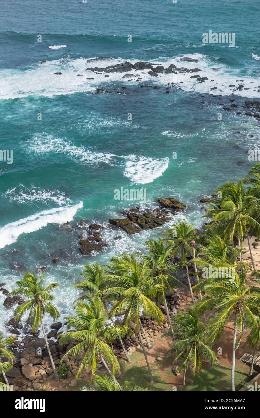 Mar agitado con olas y olas pesadas en la costa de Sri Lanka Foto de stock