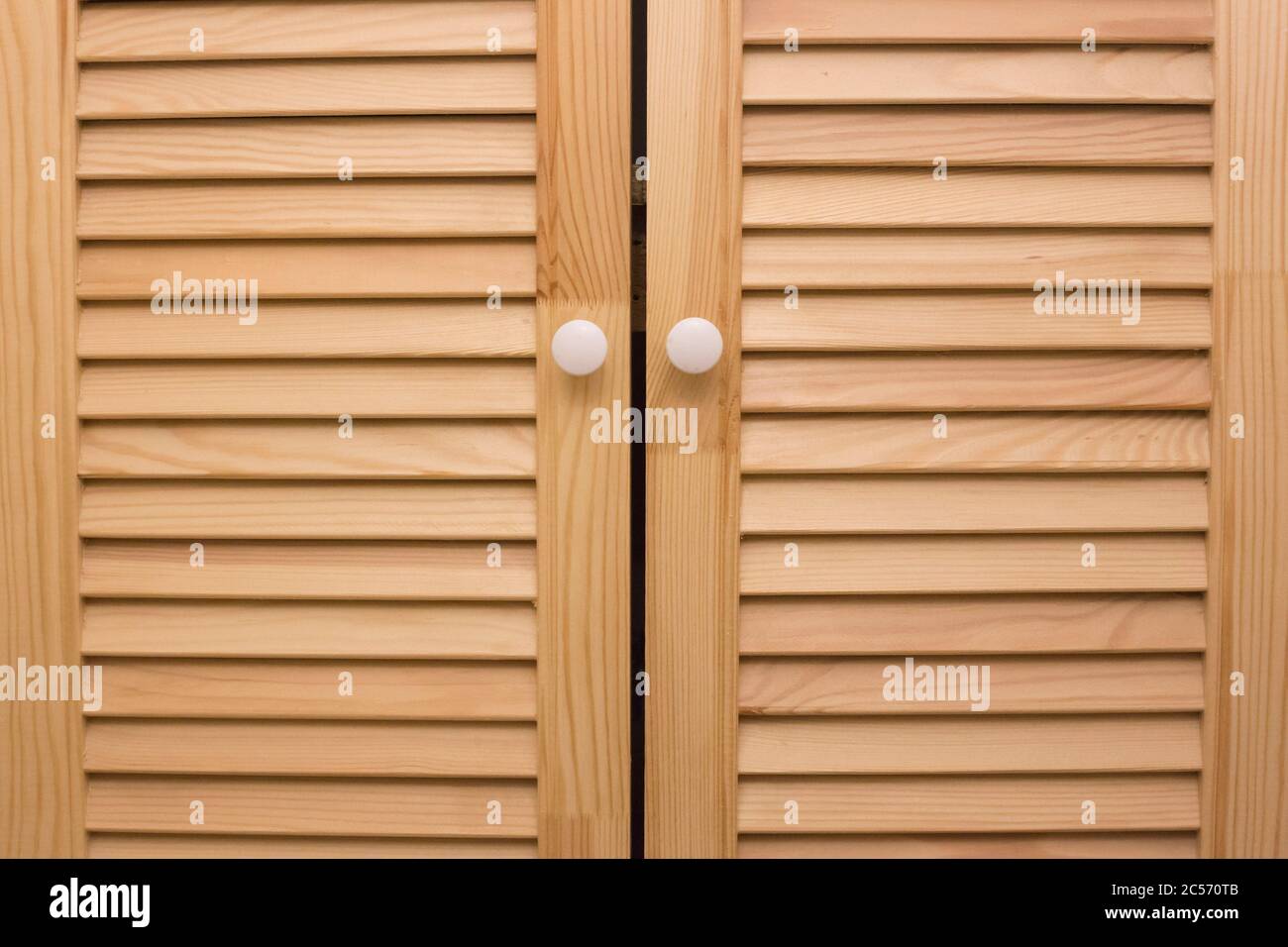 Puertas de persianas de madera. Material de madera de rayas. Diseño de  hogar vintage Fotografía de stock - Alamy