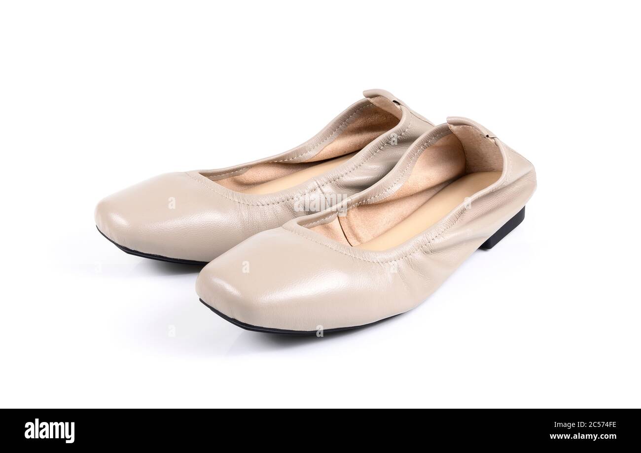 zapatos planos de mujer beige sobre fondo blanco Fotografía de stock - Alamy