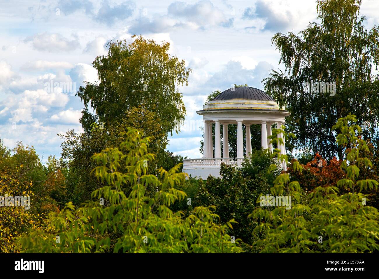 Rotonda blanca en Rusia, el arquitecto Vitberg edificó el siglo XIX Foto de stock