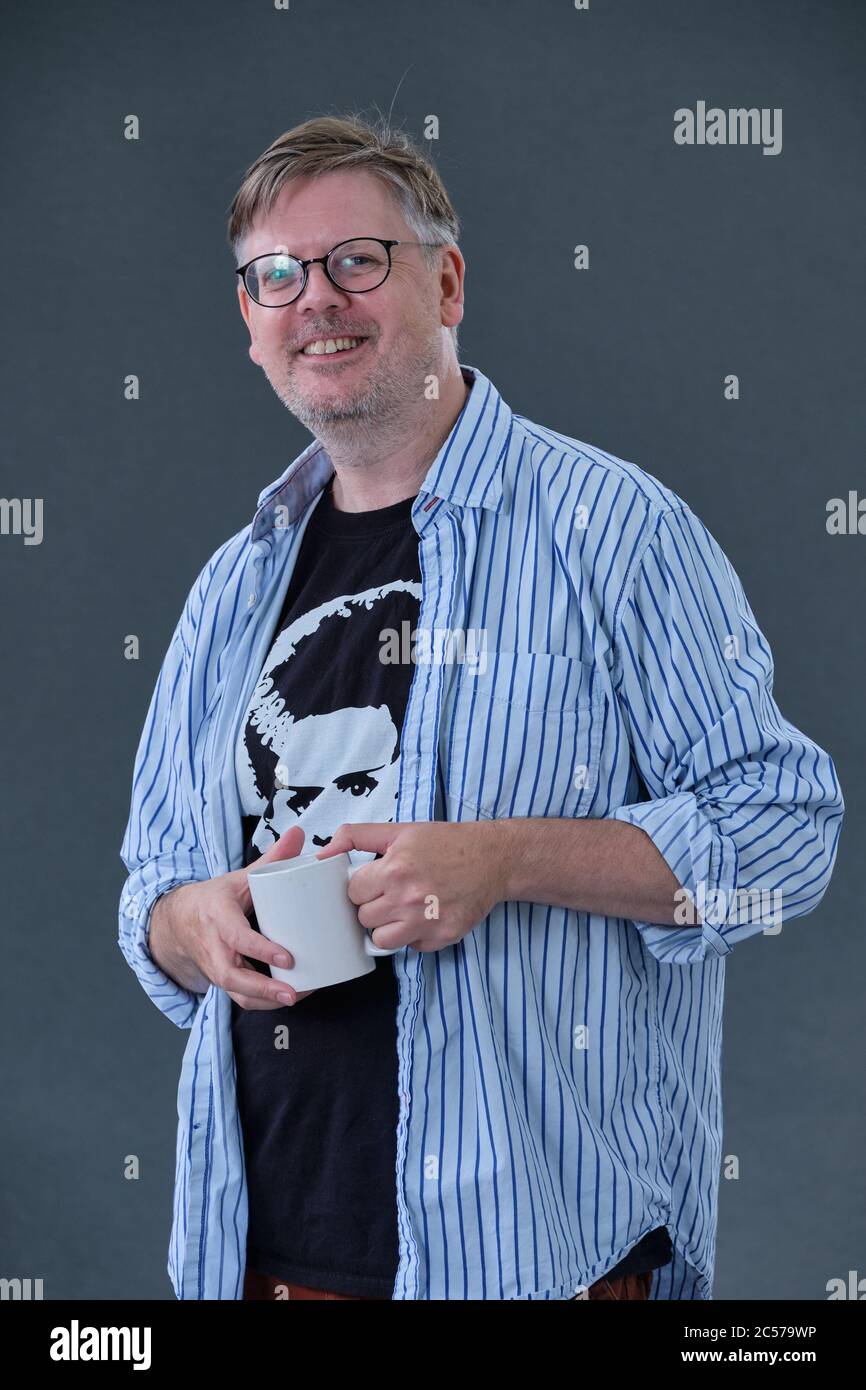 El escritor y profesor británico Paul Magrs asiste a un fotociclo durante el Festival Internacional del Libro de Edimburgo 2018 Foto de stock