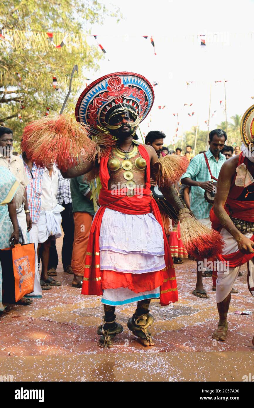 bailarines de kathakali bailarín,theyyam,thira,bailarines folklóricos,celebración,festival de kerala,bailarines del festival de la india,danza de la india, Foto de stock