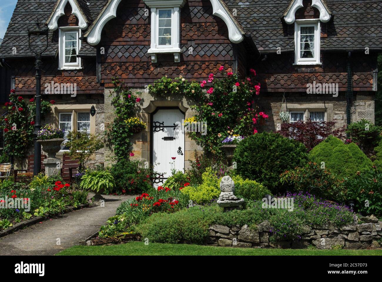 Bonita Casa Y Jardin En El Pueblo De La Finca De Ilam Staffordshire Reino Unido Muchas De Las Casas Estan Construidas En El Estilo Chalet Suizo Fotografia De Stock Alamy