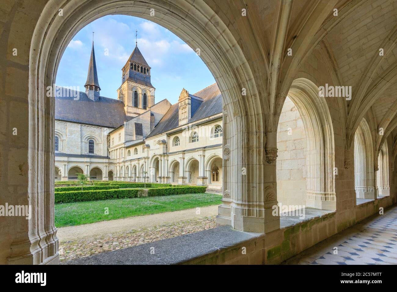 Francia, Maine y Loira, Loira Parque Natural Regional Anjou Touraine, Valle del Loira declarado Patrimonio de la Humanidad por la UNESCO, Fontevraud l'Abbaye, Notre Dame d Foto de stock