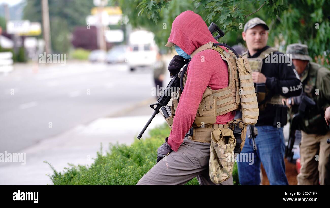 Auburn, WA/USA – 2 de junio: Street View hombres armados se reúnen con armas automáticas mientras los manifestantes se reúnen en el Ayuntamiento para marchar a George Floyd Auburn el día de junio Foto de stock