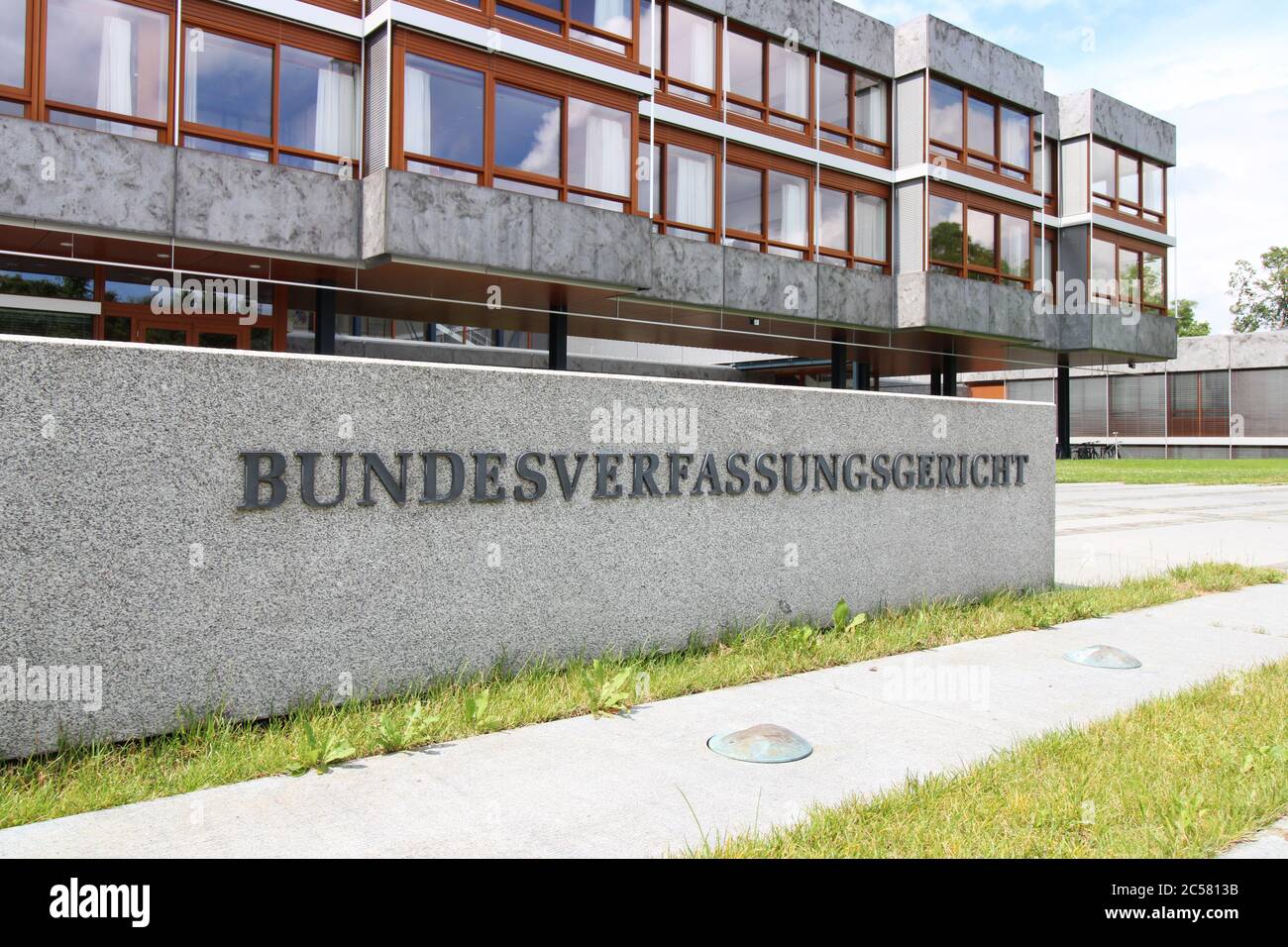 Cerca del conocido bloque de piedra frente al Tribunal Constitucional Federal en Karlsruhe, Alemania Foto de stock