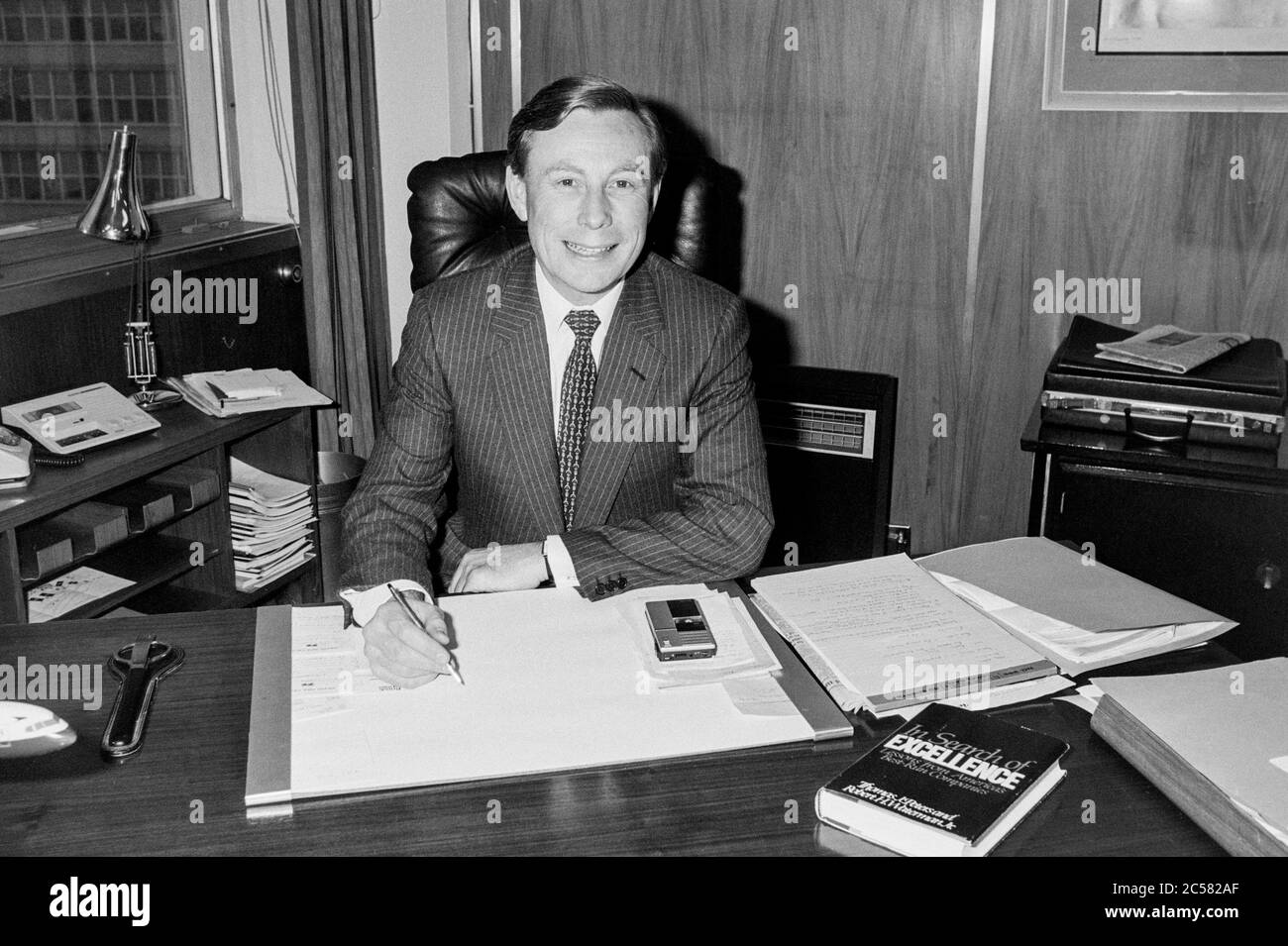 Colin Marshall en su oficina el primer día como Jefe Ejecutivo de British Airways en febrero de 1983. Foto de stock