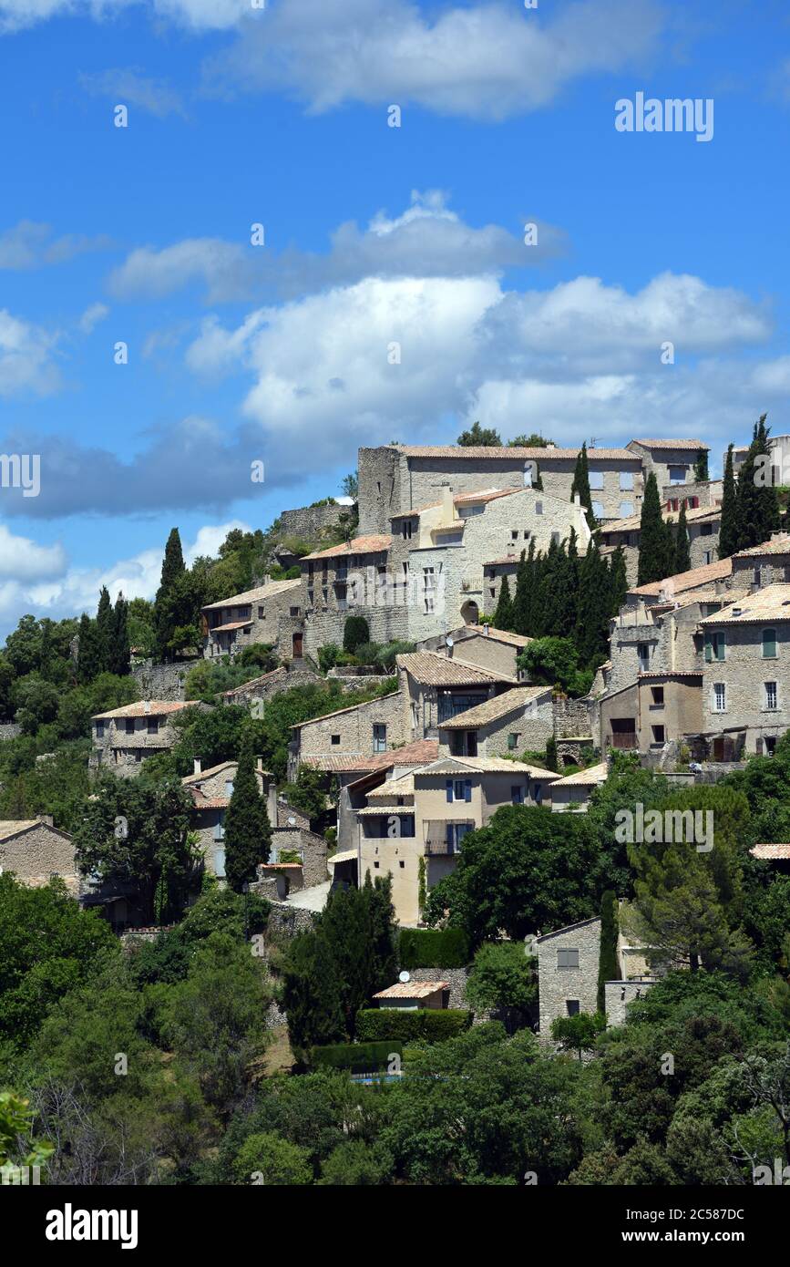 Vista de la aldea encaramada de Lurs en los Alpes de Alta Provenza Provenza Francia Foto de stock