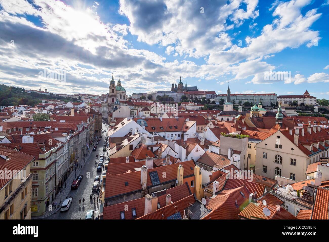 Panorama soleado de la capital Checa, Praga, desde la torre con el castillo de Praga y casas de tejados rojos Foto de stock