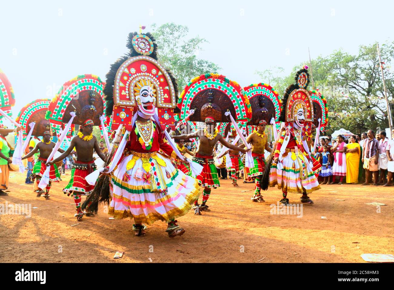 bailarines de kathakali bailarín,theyyam,thira,bailarines folklóricos,celebración,festival de kerala,bailarines del festival de la india,danza de la india, Foto de stock