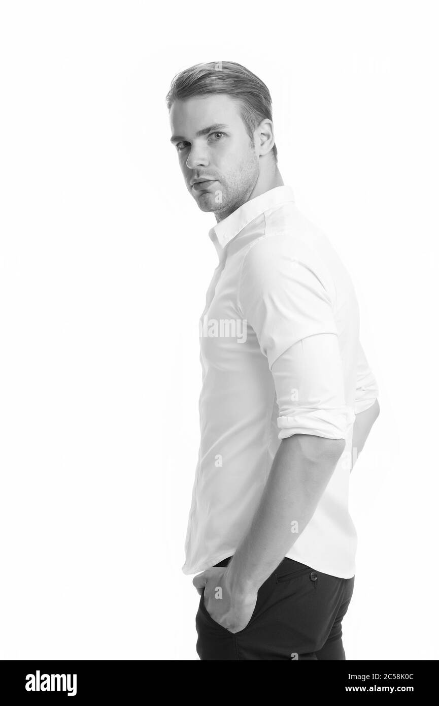 Chico ordenado. Código de vestimenta formal de trabajo. Ropa de hombre  estilo formal. Hombre bien cuidado camisa formal fondo blanco. Guy guapo  trabajador de oficina. Gestión de la cadena administrativa y media.