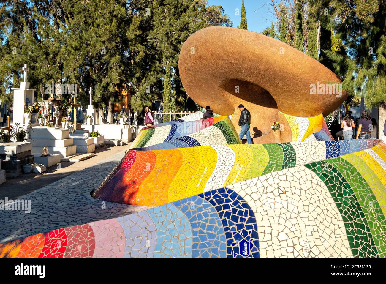 Mausoleo de José Alfredo Jiménez en forma de sombrero y chal mexicano