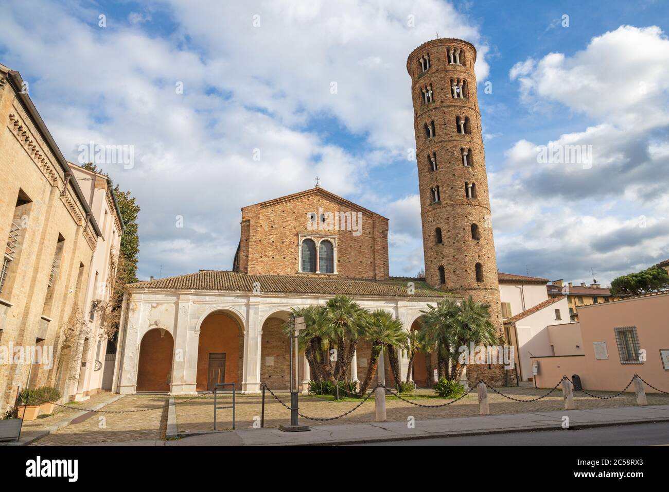 Ravenna - el portal de la iglesia Basílica de Sant Apolinare Nuovo. Foto de stock