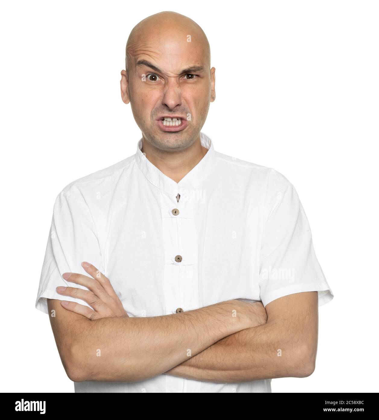 Un hombre enojado y calvo de mal humor está usando una camisa blanca informal que te mira. Aislado Foto de stock