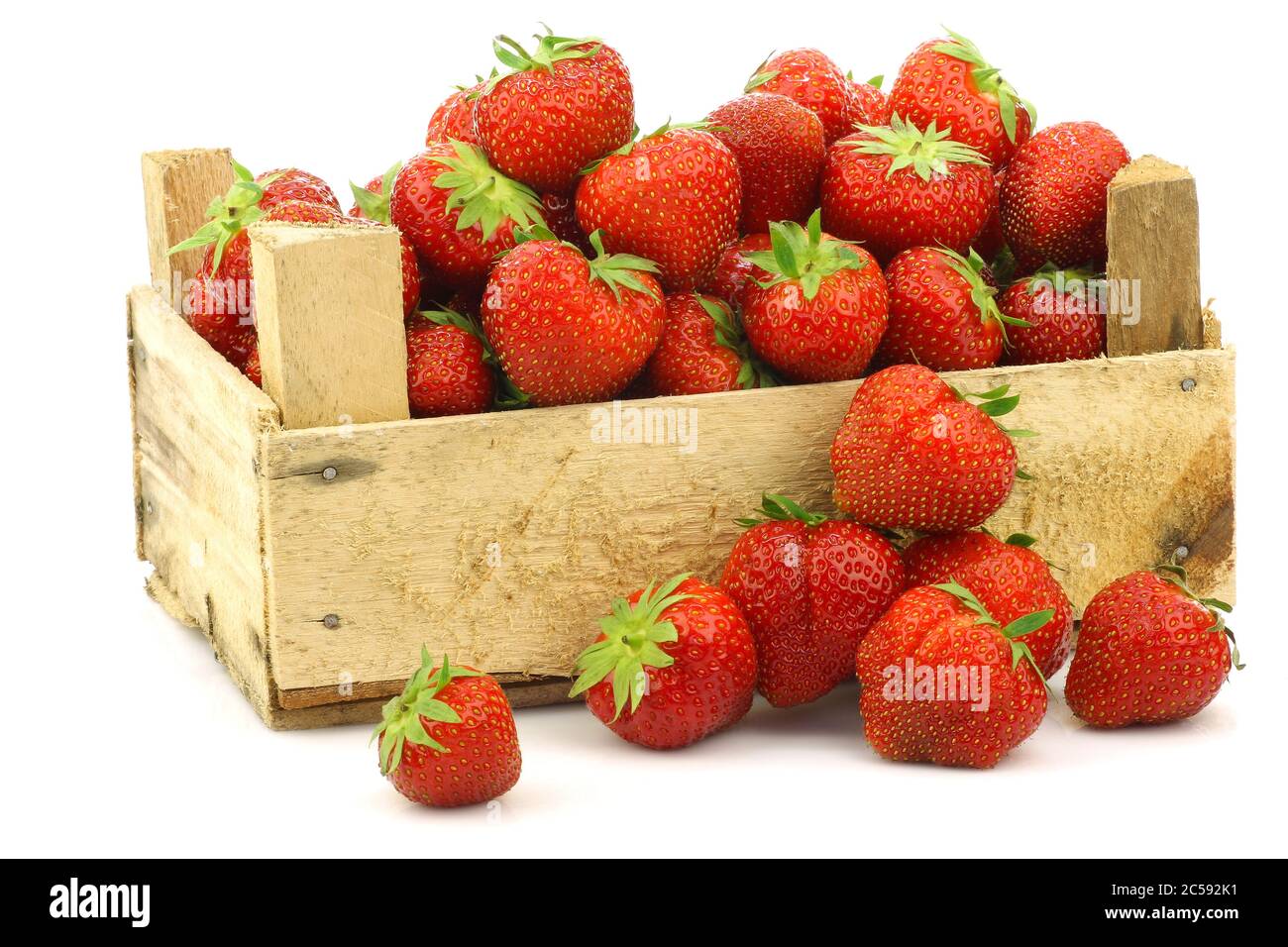 Fresas Frescas En Caja De Plástico, Aislados En Blanco Fotos, retratos,  imágenes y fotografía de archivo libres de derecho. Image 27691244