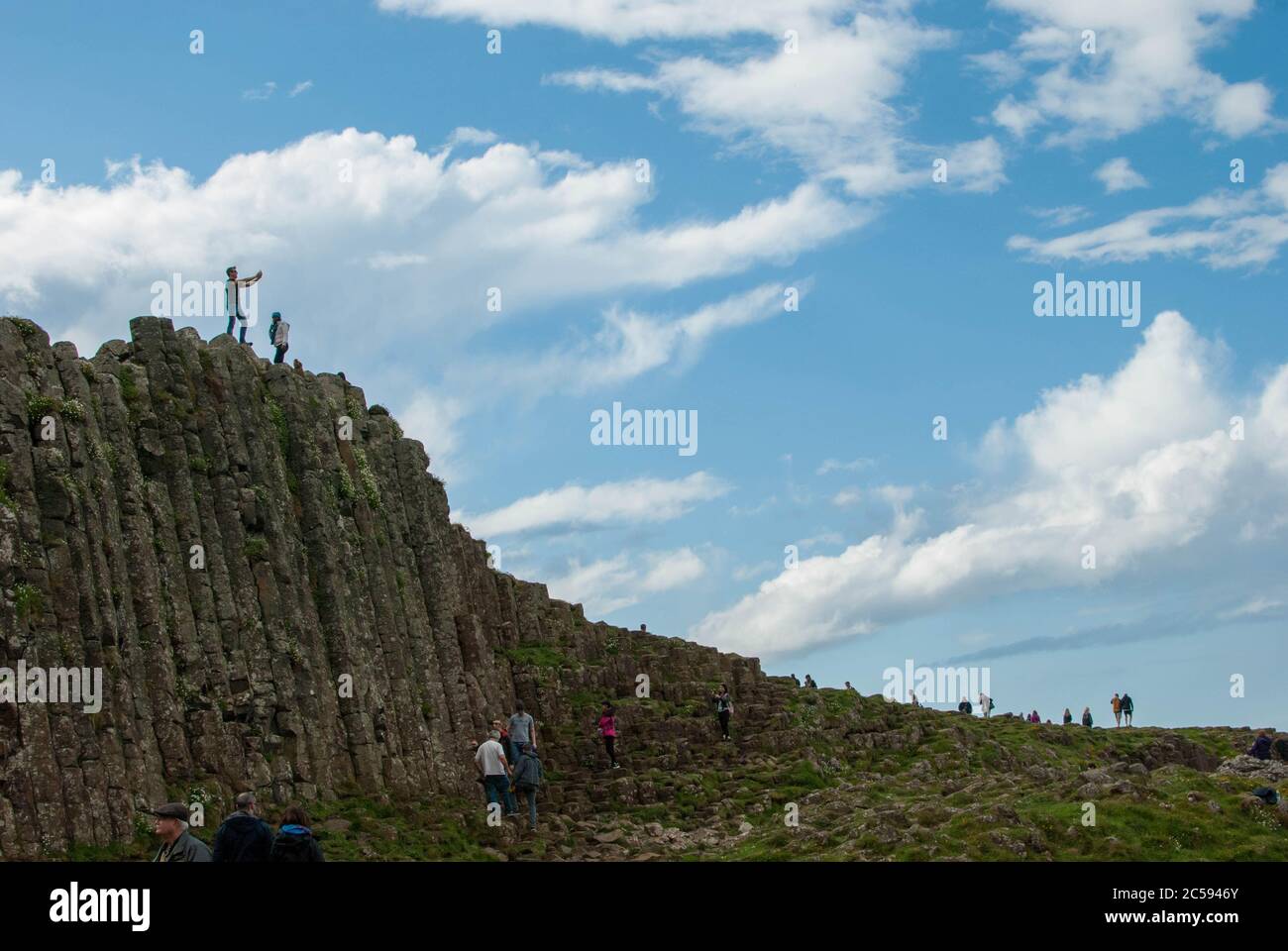 Tierra de Giant's Causeway, punto turístico Foto de stock