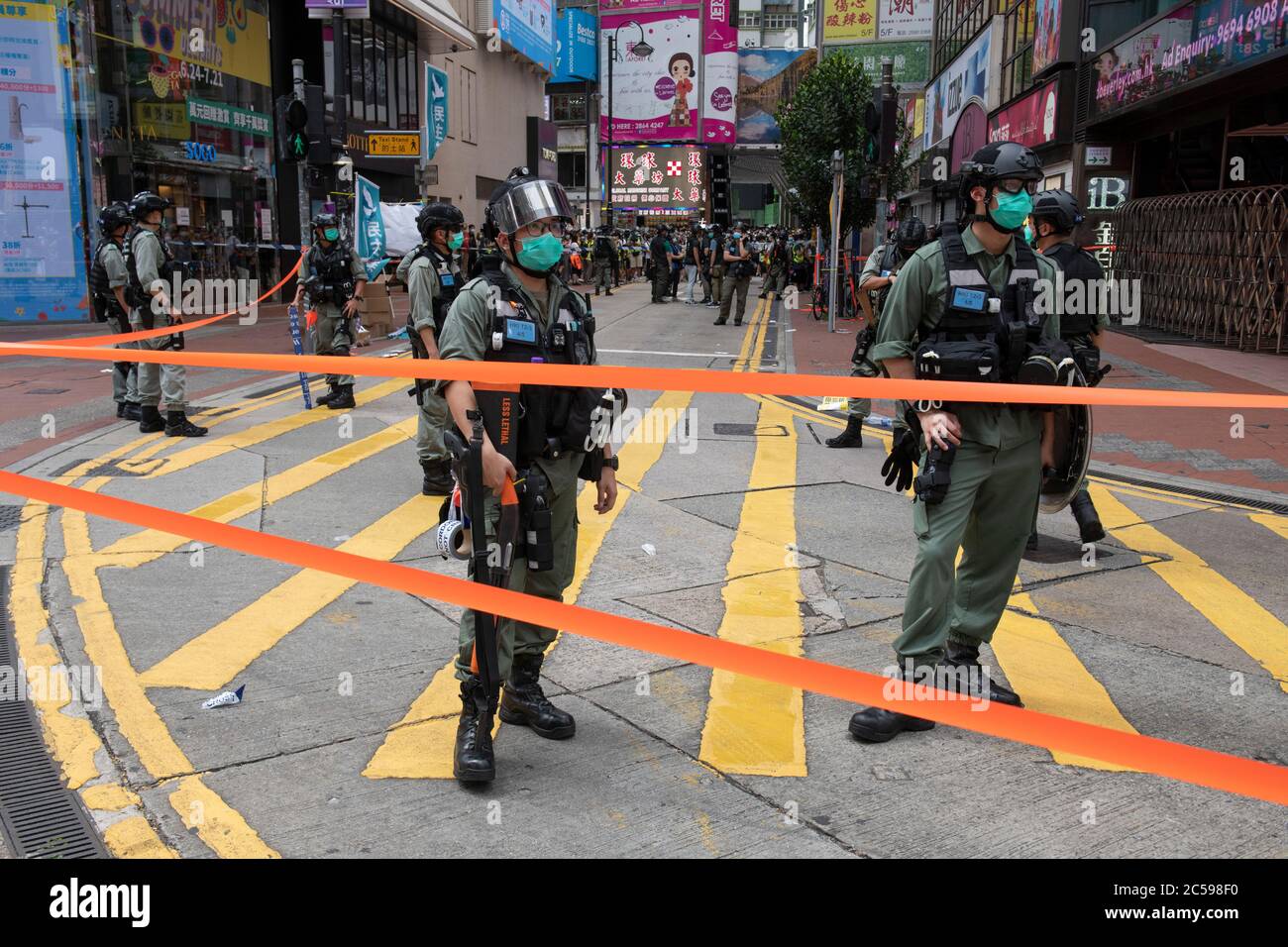 HONG KONG, Hong KONG RAE, CHINA: 1 DE JULIO de 2020.la policía se ocupa de la marcha de protesta ilegal con los cierres de calles en Causeway Bay.Hong Kong día de establecimiento de la Región Administrativa Especial. Veintitrés años después de que Gran Bretaña devolviese a Hong Kong al gobierno chino, Beijing está presionando para implementar nuevas leyes de seguridad nacional duras que suprimirán las protestas pro-democracia que se ven en la ciudad. Romperá la Declaración conjunta sino-británica, donde China aceptó el gobierno de un país, dos sistemas. La prohibición de las marchas tradicionales por primera vez ha enfurecido al público. Alamy en vivo Foto de stock