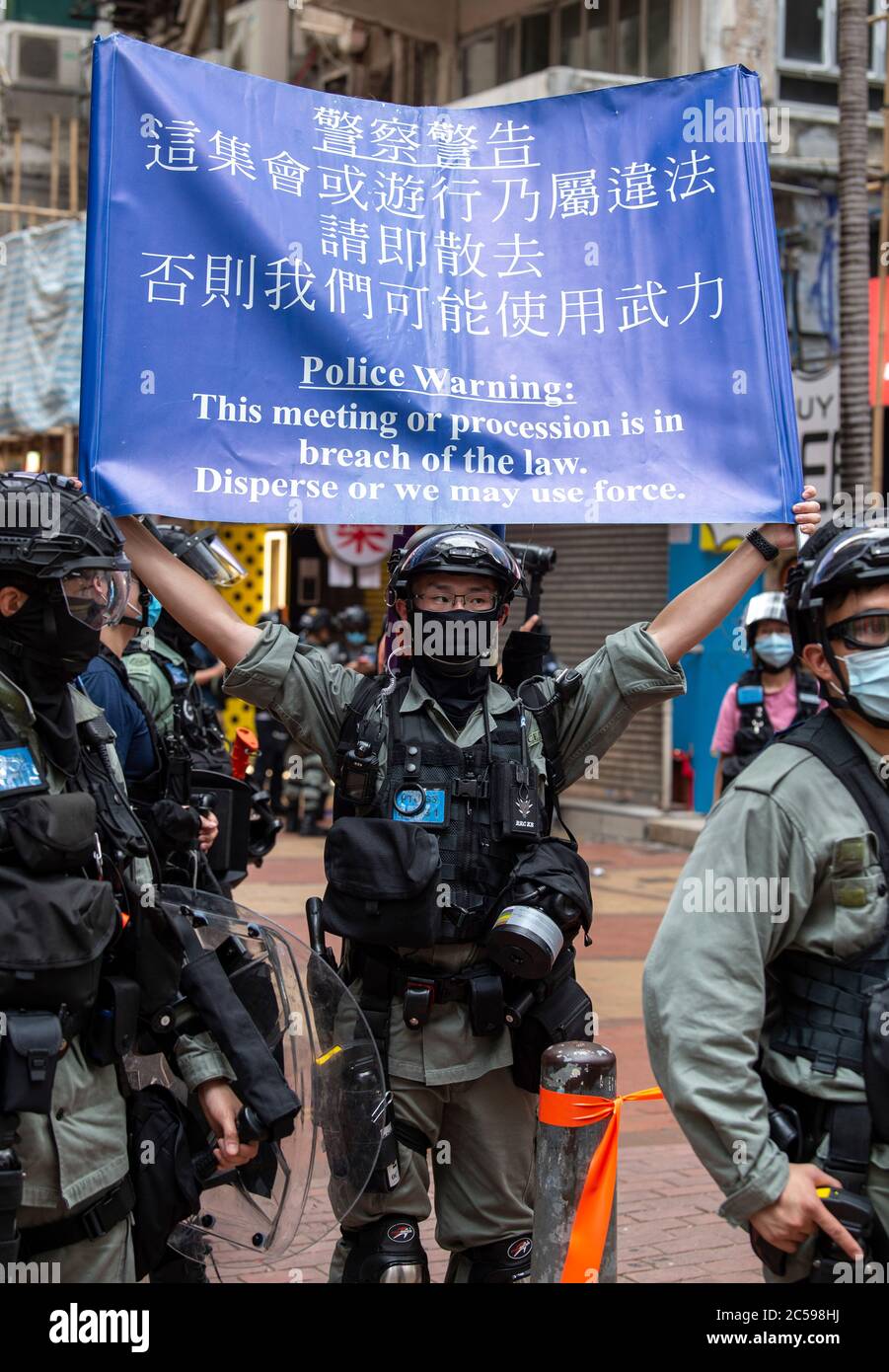 HONG KONG, Hong KONG RAE, CHINA: 1 DE JULIO de 2020.la policía se ocupa de la marcha de protesta ilegal.día de establecimiento de la Región Administrativa Especial de Hong Kong. Veintitrés años después de que Gran Bretaña devolviese a Hong Kong al gobierno chino, Beijing está presionando para implementar nuevas leyes de seguridad nacional duras que suprimirán las protestas pro-democracia que se ven en la ciudad. Romperá la Declaración conjunta sino-británica, donde China aceptó el gobierno de un país, dos sistemas. La prohibición de las marchas tradicionales por primera vez ha enfurecido al público. Alamy Live News/Jayne Russell Foto de stock