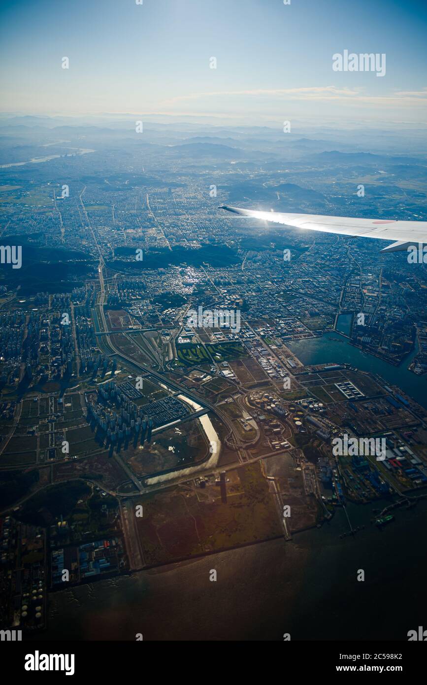 Paisaje rodeado de tierra, cerca de la vista del cielo de tokio desde el avión ANA. Tomada por Nikon D750, en 2017, Foto de stock