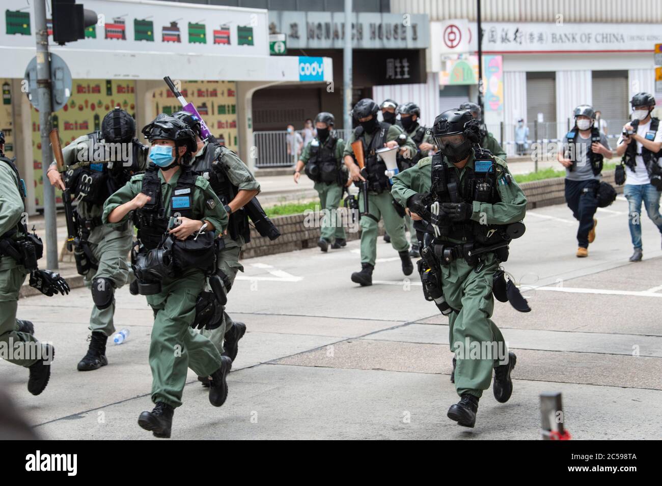 HONG KONG, Hong KONG RAE, CHINA: 1 DE JULIO de 2020.la policía se ocupa de la marcha de protesta ilegal cobrando y disparando bolas de pimienta.Hong Kong día de establecimiento de la Región Administrativa Especial. Veintitrés años después de que Gran Bretaña devolviese a Hong Kong al gobierno chino, Beijing está presionando para implementar nuevas leyes de seguridad nacional duras que suprimirán las protestas pro-democracia que se ven en la ciudad. Romperá la Declaración conjunta sino-británica, donde China aceptó el gobierno de un país, dos sistemas. La prohibición de las marchas tradicionales por primera vez ha enfurecido al público. Alamy Liv Foto de stock