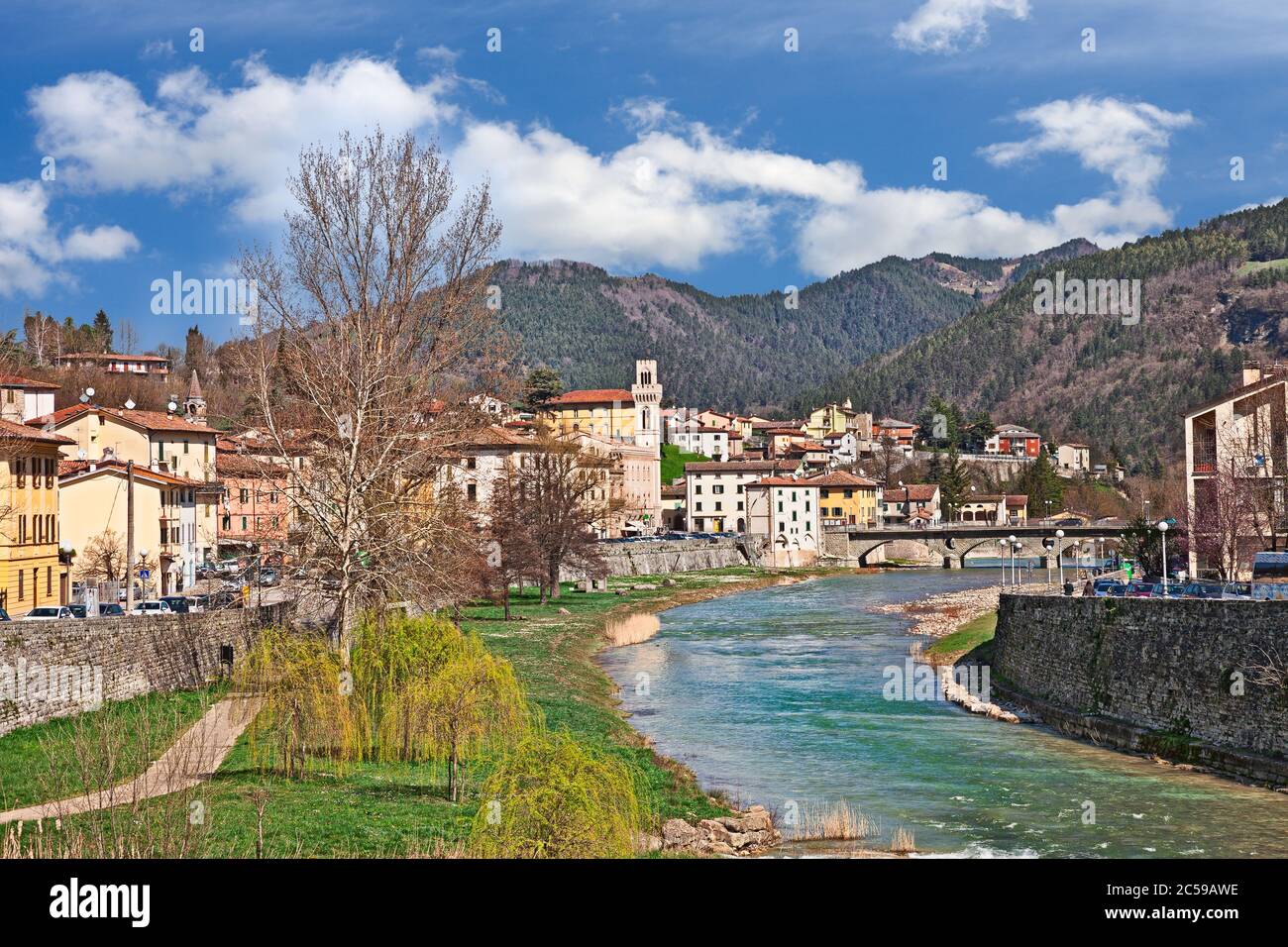 Santa Sofía, Forli Cesena, Emilia Romagna, Italia: Paisaje de la antigua ciudad con el pintoresco río y las montañas Apeninos en el fondo Foto de stock