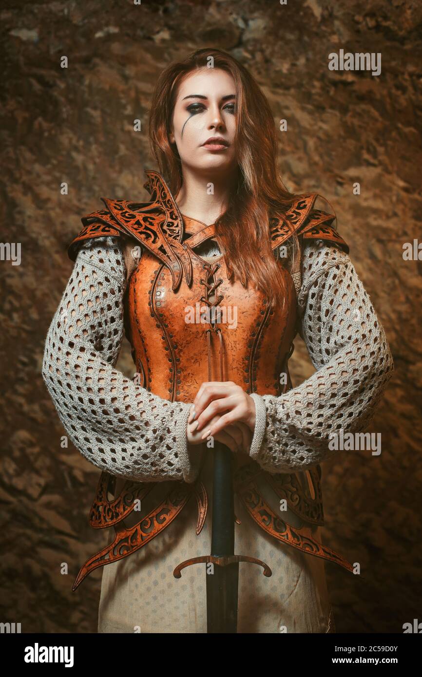 Mujer guerrera e de alta resolución - Alamy