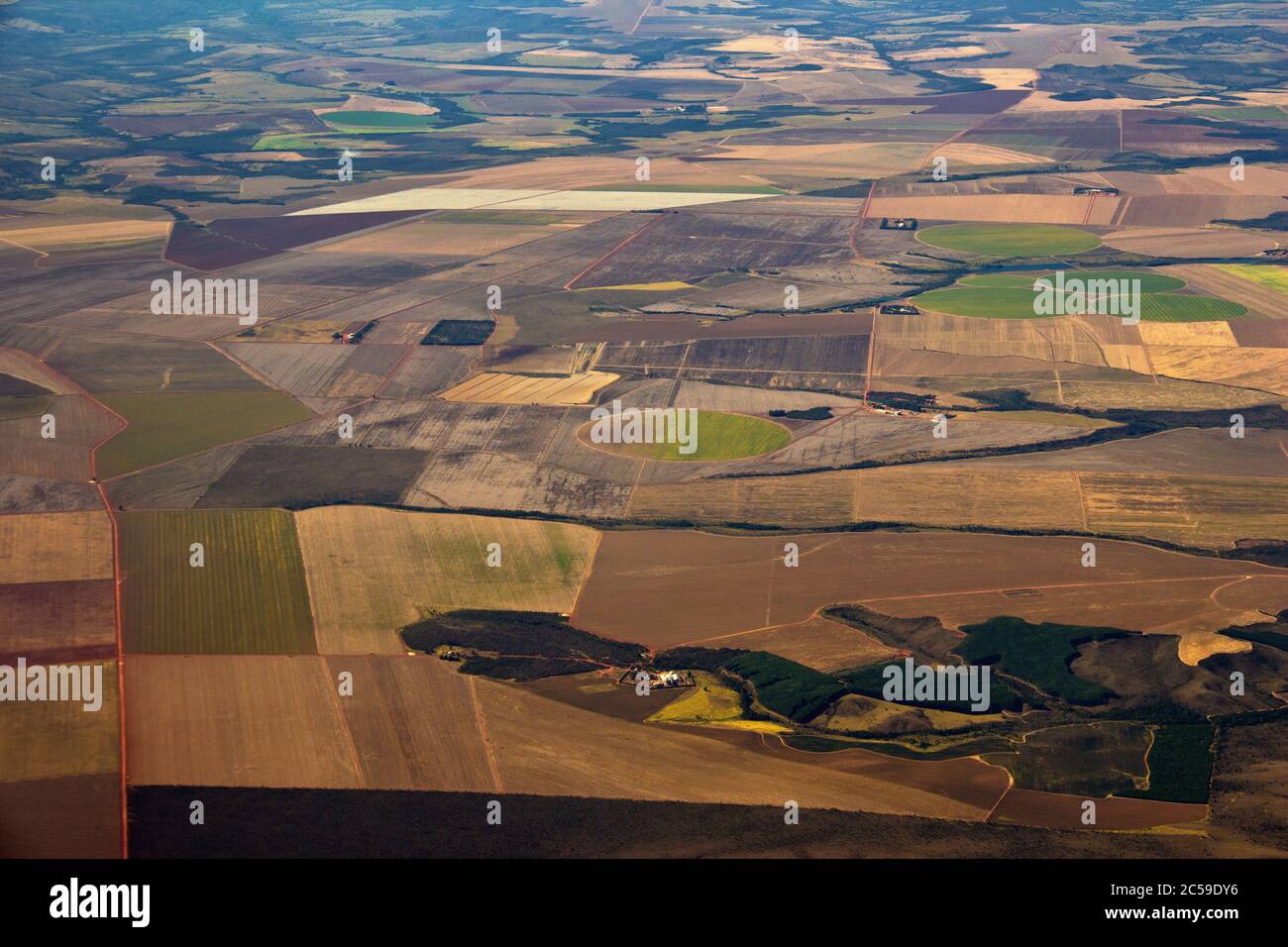 Vista aérea de campos cultivados en el cerrado de Goiás, Medio Oeste Brasileño (Centro-Oeste), corazón de la agroindustria brasileña Foto de stock