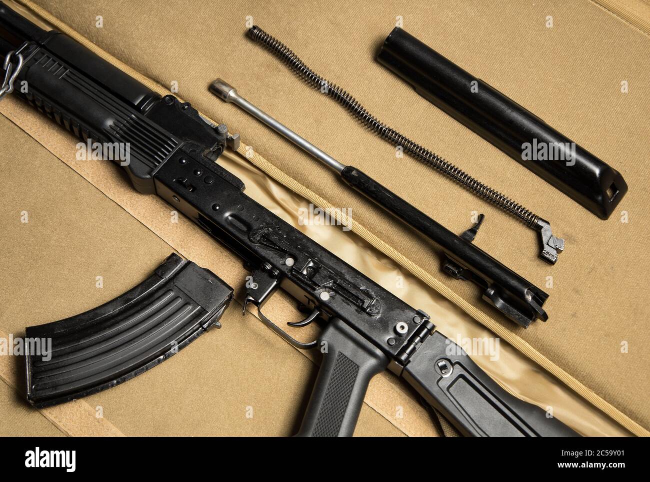 Vista superior de las partes básicas de un rifle de asalto desmontado. Kalashnikov ruso MKK-104 (última variante AK-47). Foto de stock