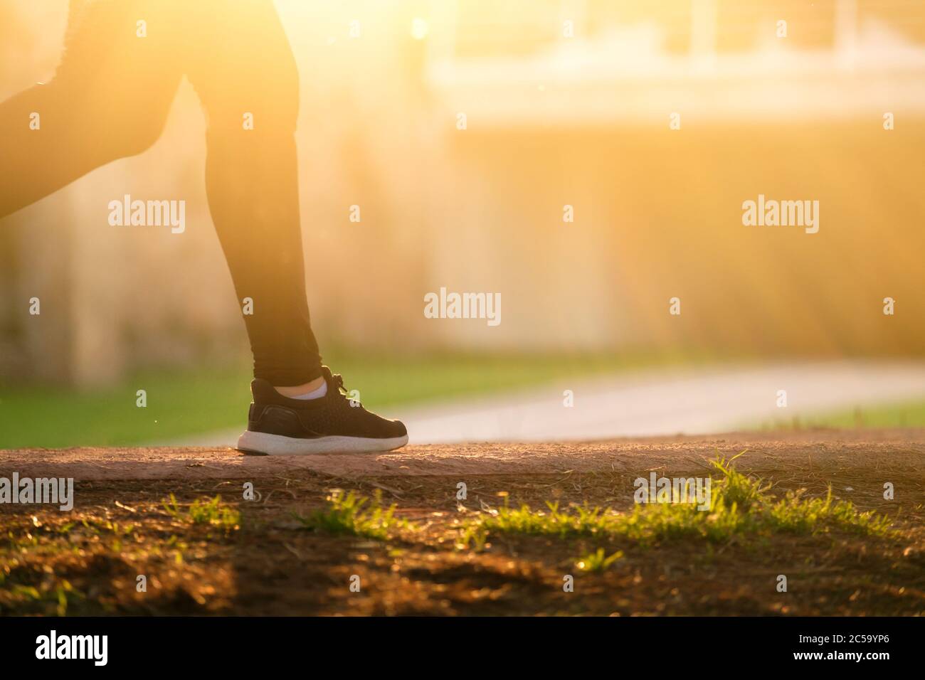 mujer corredor mientras corres, luz de fondo borrosa movimiento practicar deporte fitness y estilo de vida saludable concepto Foto de stock